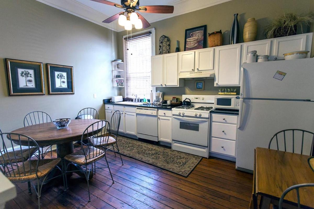 Corner Door Townhome 4 Bedroom by Lucky Savannah - image 7