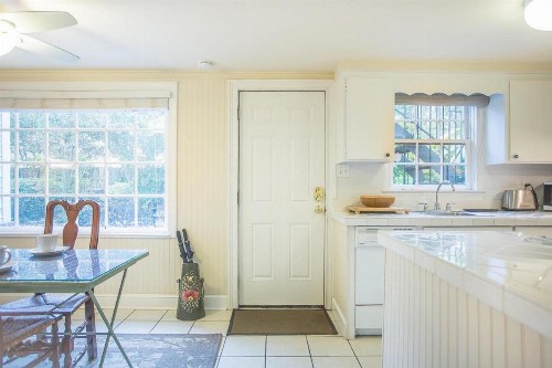 Canterbury Garden Apartment by Lucky Savannah - image 11