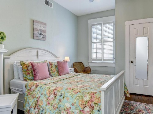 One Bed Downtown Home with Heated Pool Access - image 14