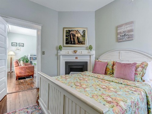 One Bed Downtown Home with Heated Pool Access - image 6