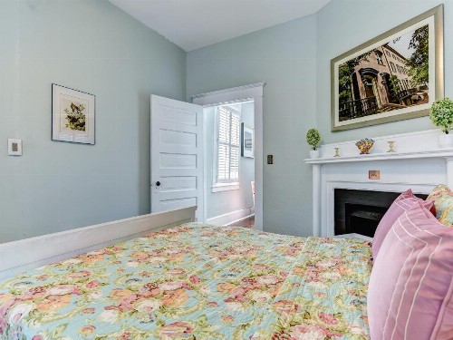 One Bed Downtown Home with Heated Pool Access - image 7