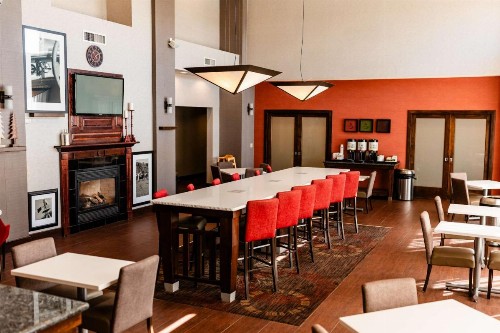 Hampton Inn & Suites Scottsbluff - image 3