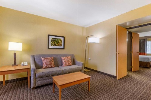 Best Western Plus Scottsdale Thunderbird Suites - image 4