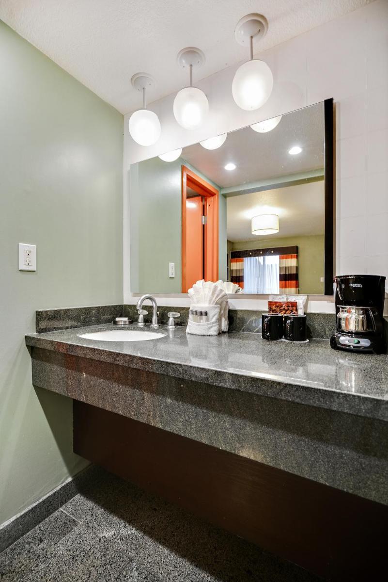 3 Palms Hotel - image 5
