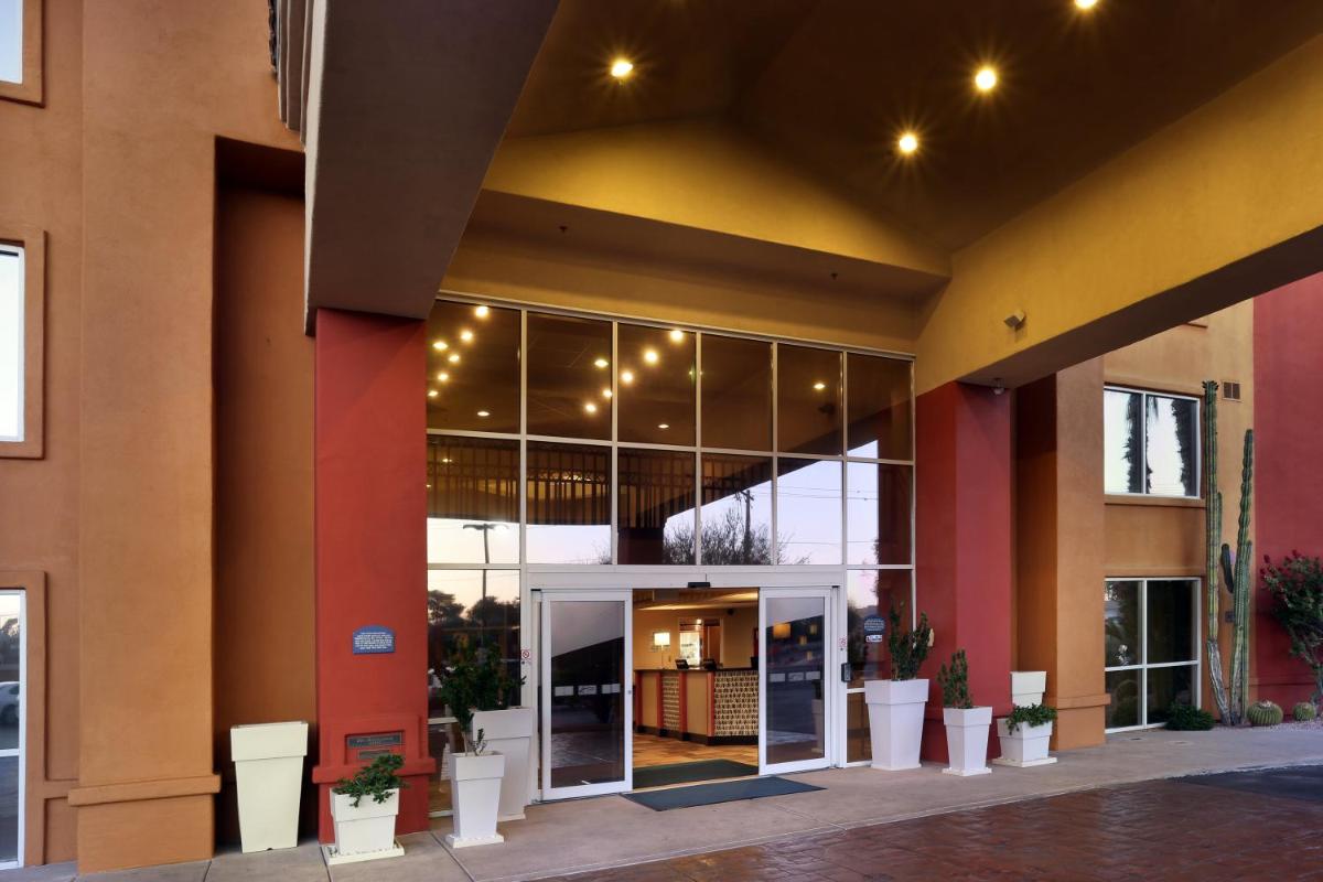 Holiday Inn Express Hotel & Suites Scottsdale - Old Town an IHG Hotel - image 3