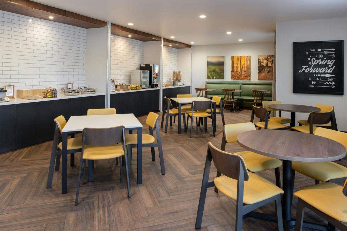 Comfort Suites Old Town - image 6
