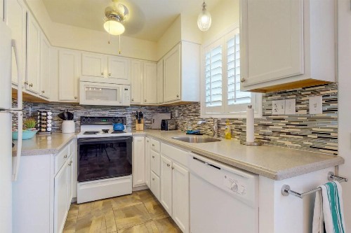 2 Bed 2 Bath Vacation home in Scottsdale - image 6
