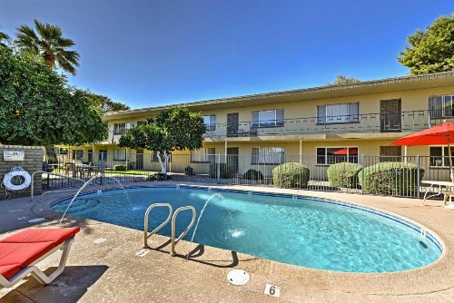 Walk to Old Town Scottsdale Cozy Home Base with Pool