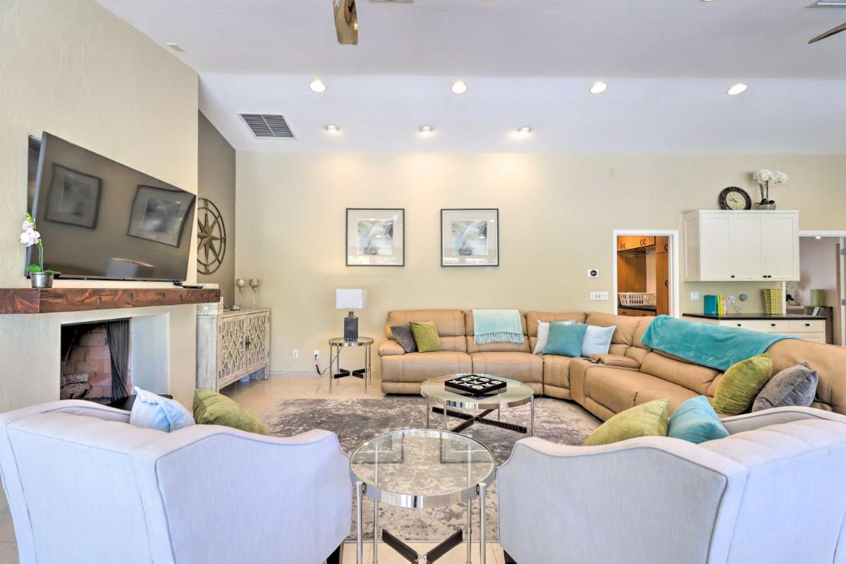 Bright Scottsdale Home - Lounge and Cook Poolside! - image 4