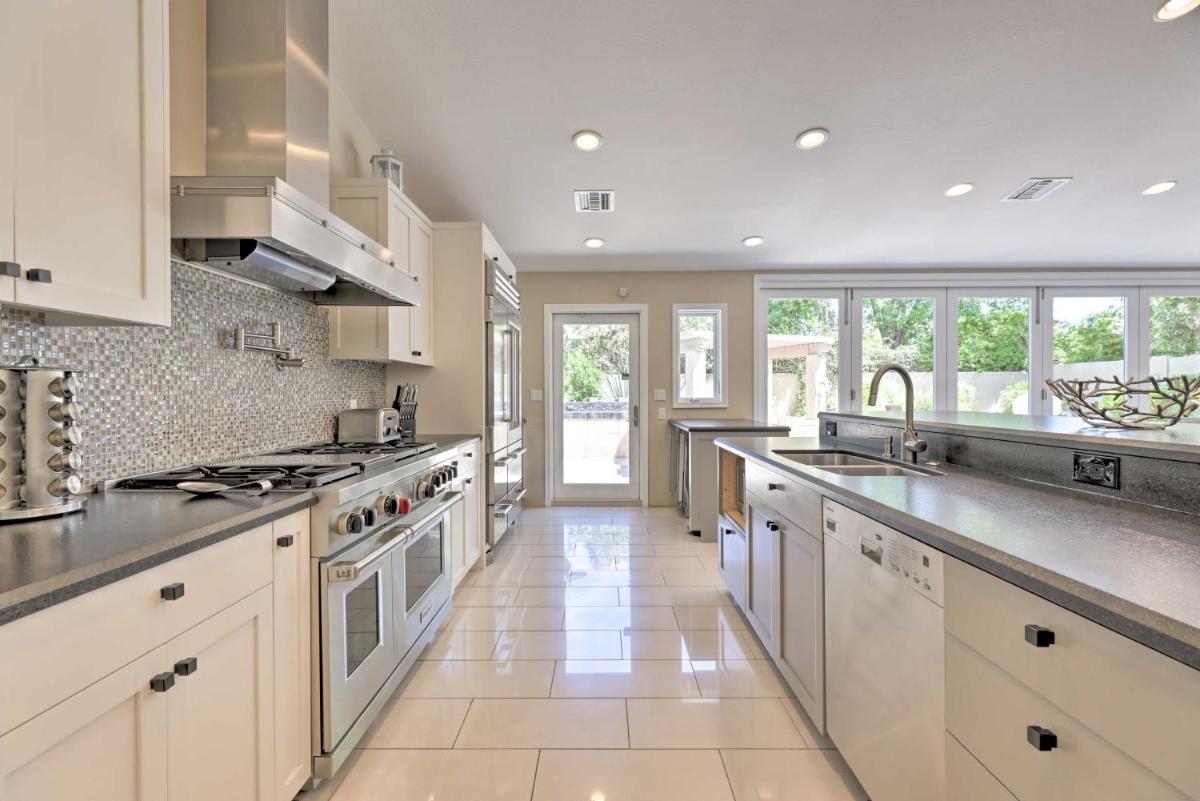 Bright Scottsdale Home - Lounge and Cook Poolside! - image 7