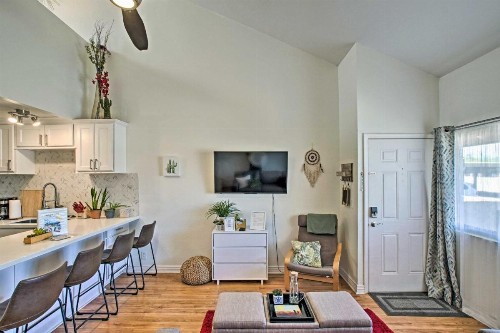 Modern Condo with Pool about 6 Miles to Salt River Fields - image 12