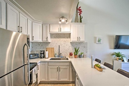 Modern Condo with Pool about 6 Miles to Salt River Fields - image 9