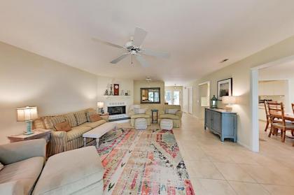 Five Oaks Coastal Cottage in Gated Seabrook Island home