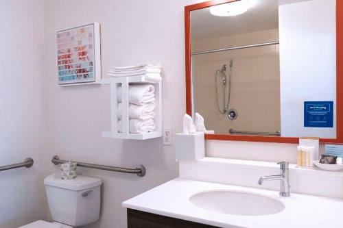 Hampton Inn & Suites Seal Beach - image 11