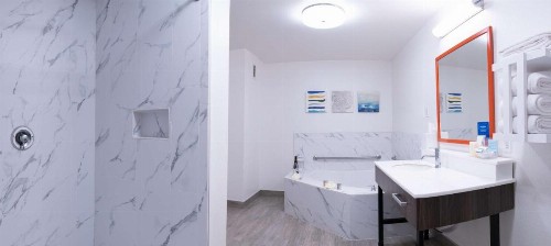 Hampton Inn & Suites Seal Beach - image 13