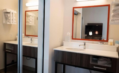 Hampton Inn & Suites Seal Beach - image 15