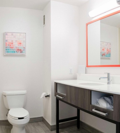 Hampton Inn & Suites Seal Beach - image 2