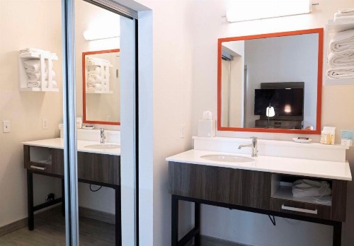Hampton Inn & Suites Seal Beach - image 5
