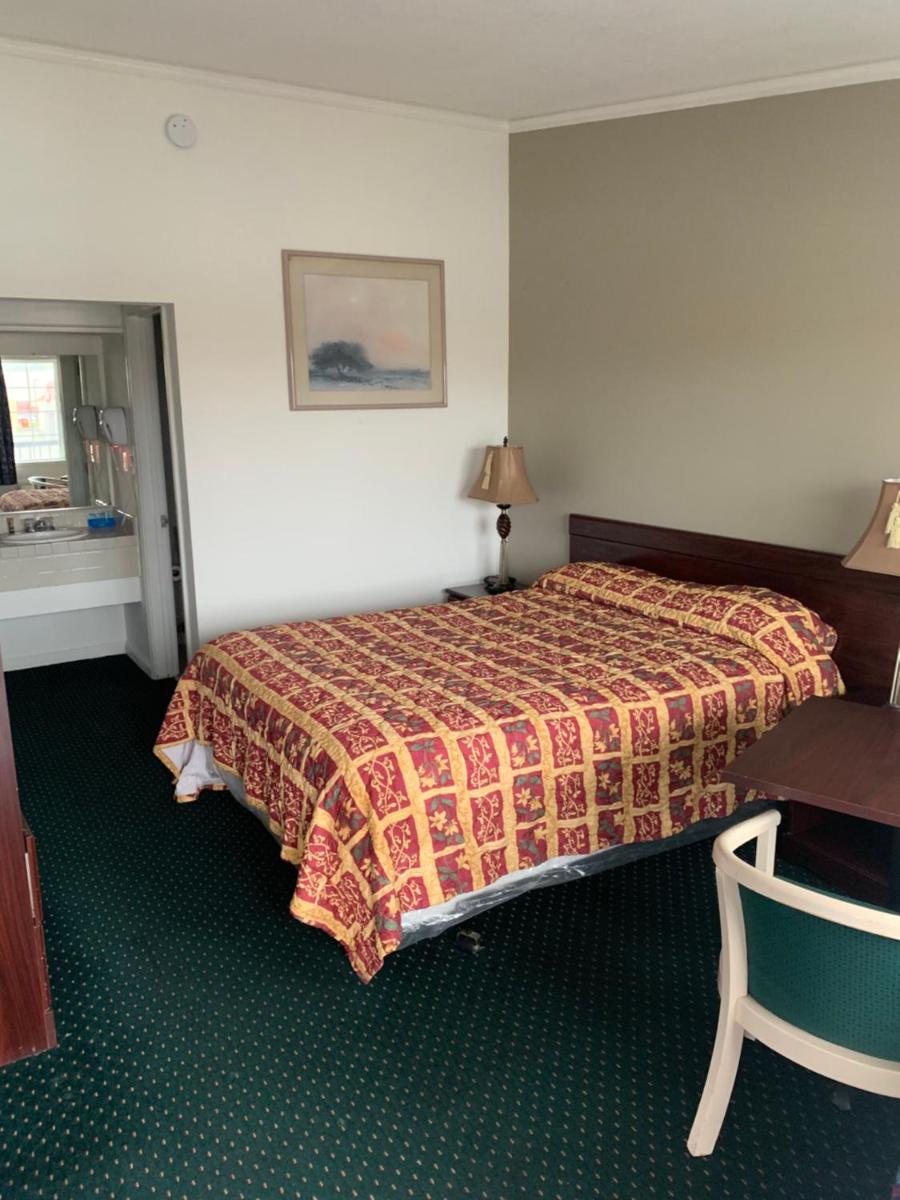 Economy Inn Seaside - image 2
