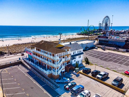 Boardwalk Hotel Charlee & Apartments Beach Hotel Oceanfront - image 14