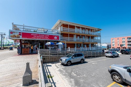 Boardwalk Hotel Charlee & Apartments Beach Hotel Oceanfront - image 16