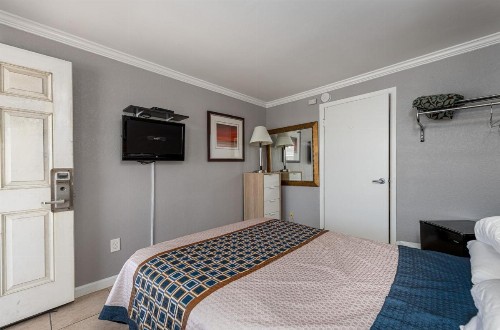 Boardwalk Hotel Charlee & Apartments Beach Hotel Oceanfront - image 17