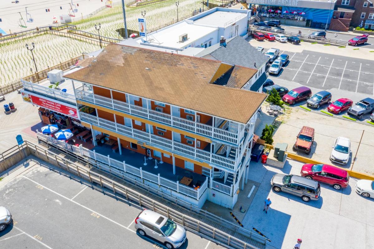Boardwalk Hotel Charlee & Apartments Beach Hotel Oceanfront - image 2