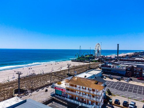 Boardwalk Hotel Charlee & Apartments Beach Hotel Oceanfront - image 24