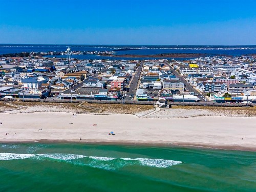 Boardwalk Hotel Charlee & Apartments Beach Hotel Oceanfront - image 26
