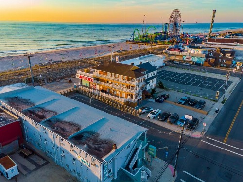 Boardwalk Hotel Charlee & Apartments Beach Hotel Oceanfront - image 28