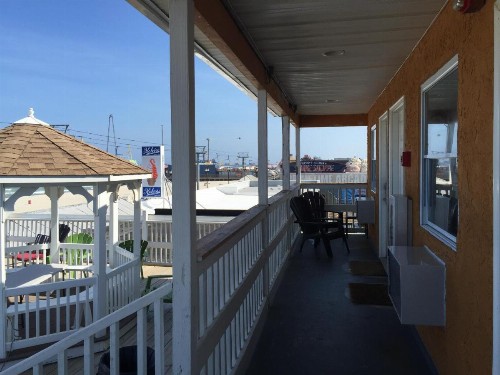 Boardwalk Hotel Charlee & Apartments Beach Hotel Oceanfront - image 29