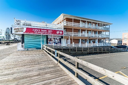 Boardwalk Hotel Charlee & Apartments Beach Hotel Oceanfront - image 34