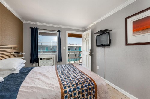 Boardwalk Hotel Charlee & Apartments Beach Hotel Oceanfront - image 5