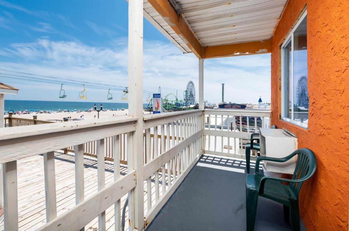 Boardwalk Hotel Charlee & Apartments Beach Hotel Oceanfront - image 7
