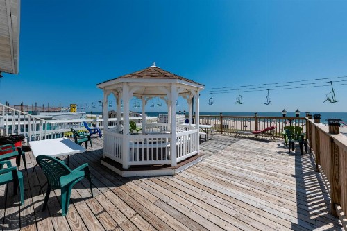 Boardwalk Hotel Charlee & Apartments Beach Hotel Oceanfront - image 9