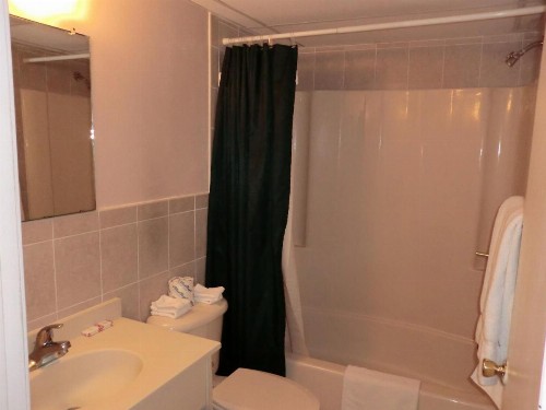 Bay Breeze Motel - image 17