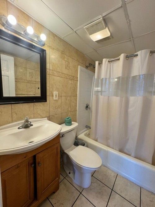 Skyview Manor Motel - image 11