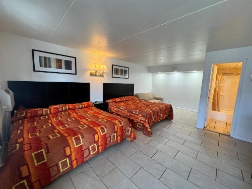 Skyview Manor Motel - image 13