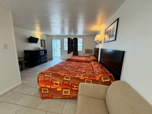 Skyview Manor Motel - image 22