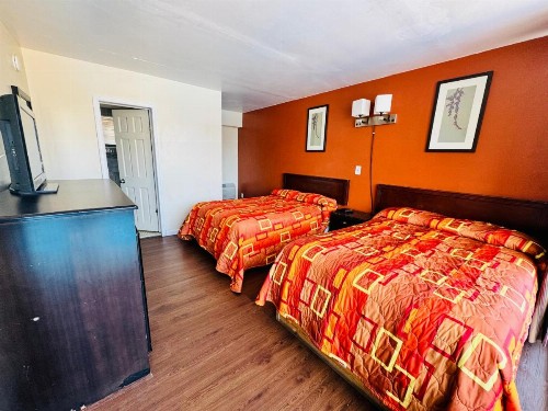Skyview Manor Motel - image 25