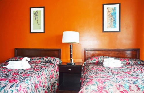 Skyview Manor Motel - image 30