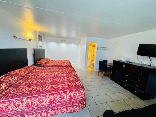 Skyview Manor Motel - image 31