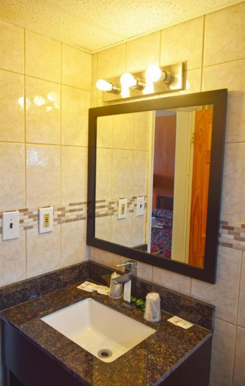 Skyview Manor Motel - image 34