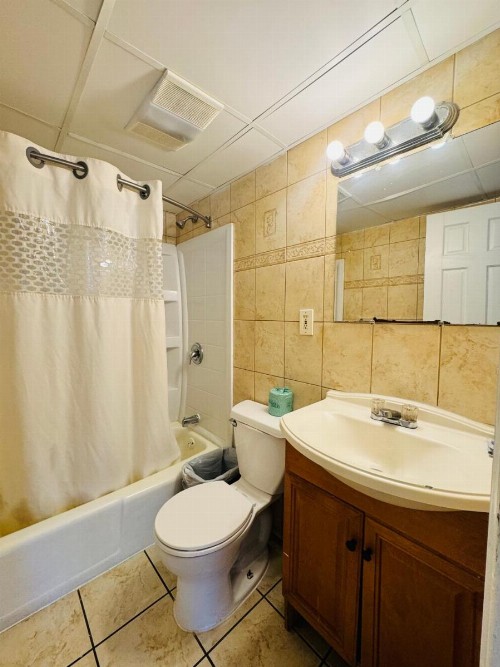 Skyview Manor Motel - image 36
