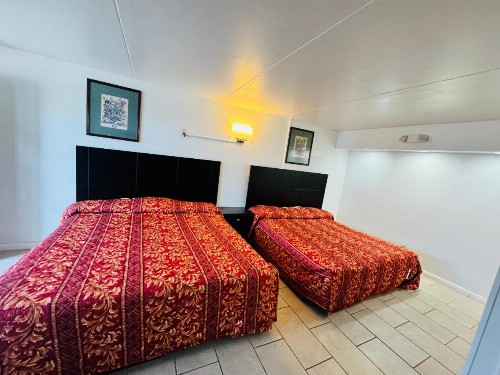 Skyview Manor Motel - image 39