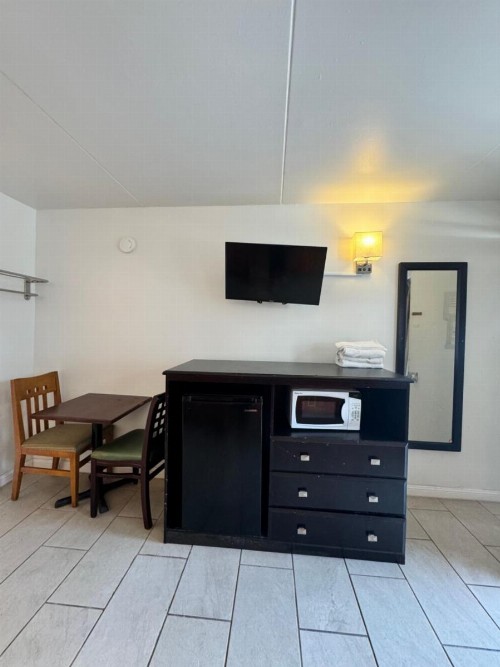Skyview Manor Motel - image 47