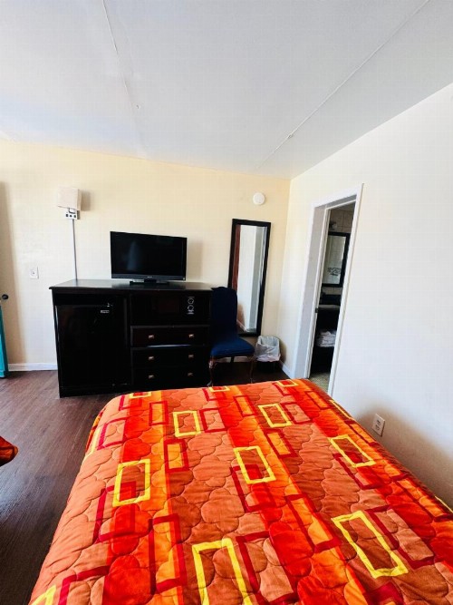 Skyview Manor Motel - image 5