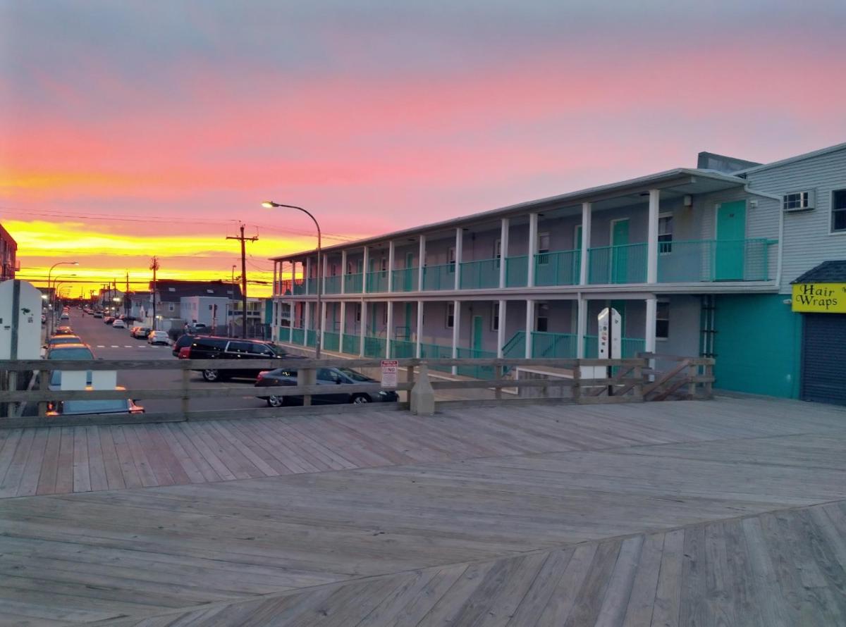 Boardwalk Sand & Surf Beach Hotel Oceanfront - image 4