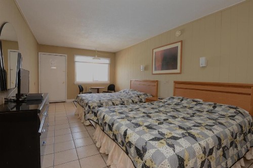 Sea Garden Motel - image 11