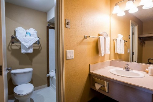 Ebb Tide Oceanfront Inn - image 13